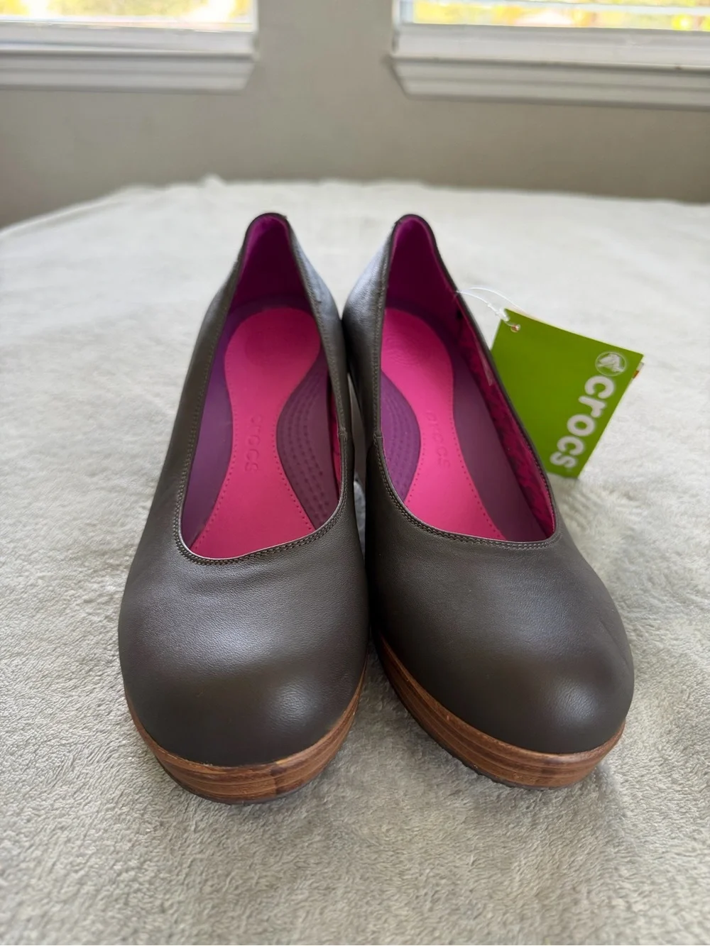CROCS Gray Wedge Pumps with Fuchsia Interior
